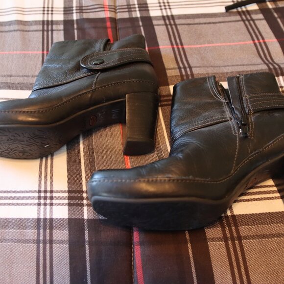 Clarks Artisan Black Zip Side Heeled Ankle Boot  Leather Upper Size 7M - Picture 2 of 13